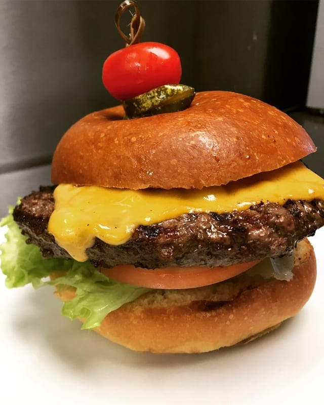 House Burger (8 oz).